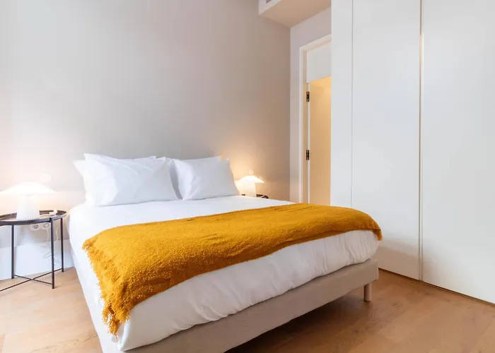 Entreparedes House Apartman *