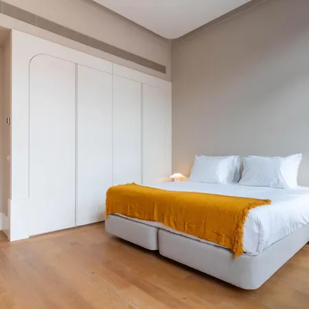Apartment Entreparedes House Porto